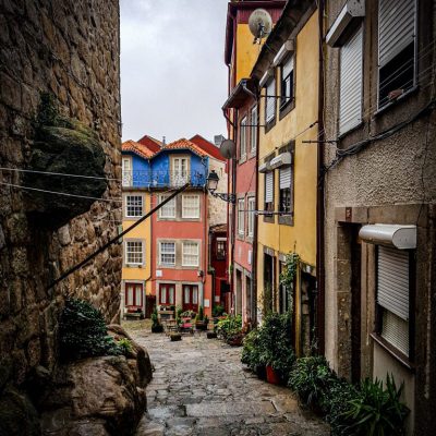 Ruelle-de-la-Ribeira-Porto-768x1024